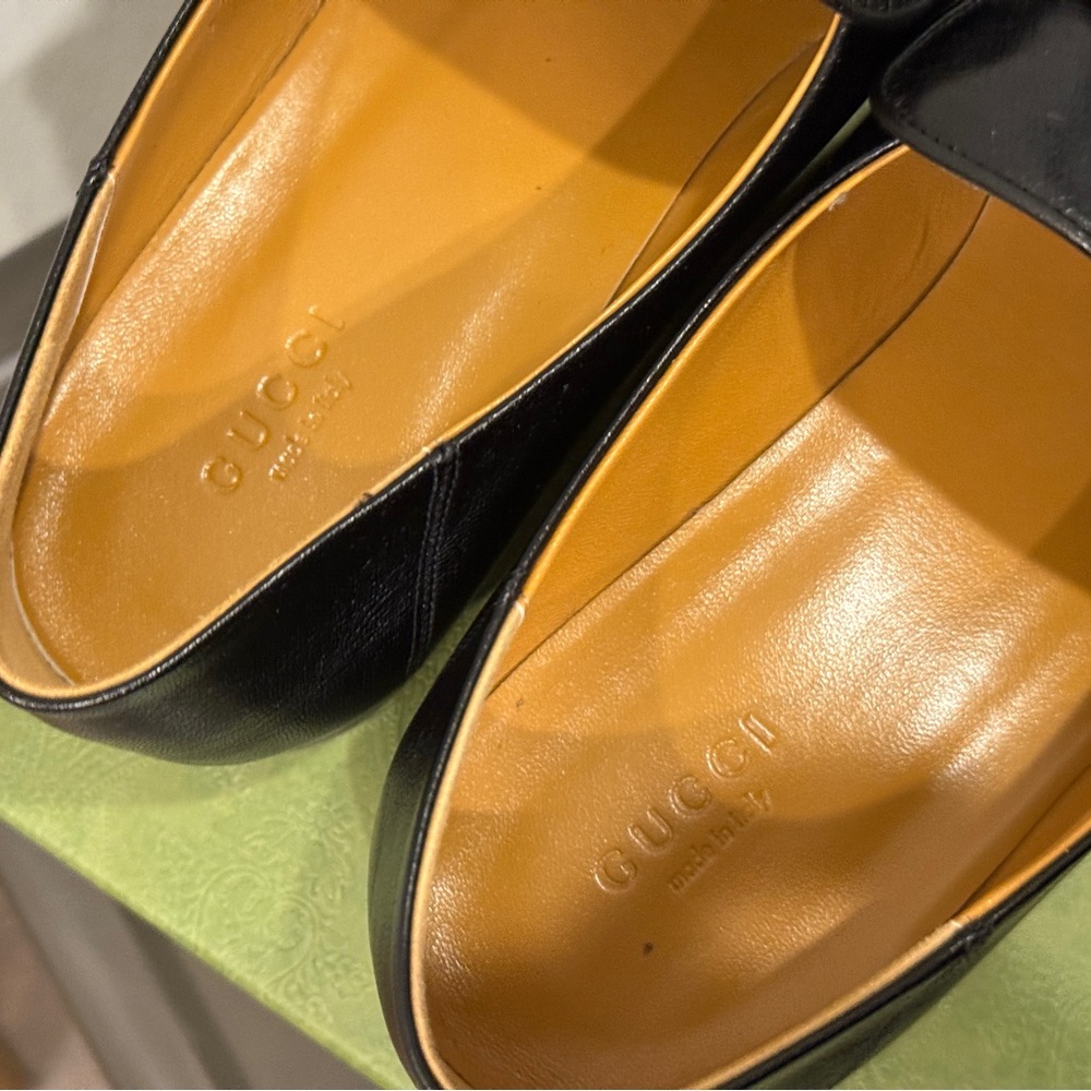 GUCCI Horsebit Black Leather Loafers with Gold Detail - Picture 4 of 6